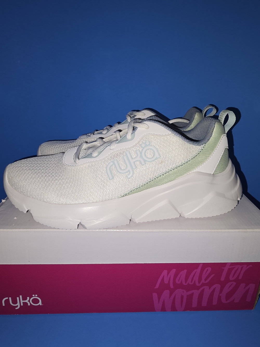 ✨ Ryka Comfort Sneakers ✨
Brand NEW in box 🤍💚
